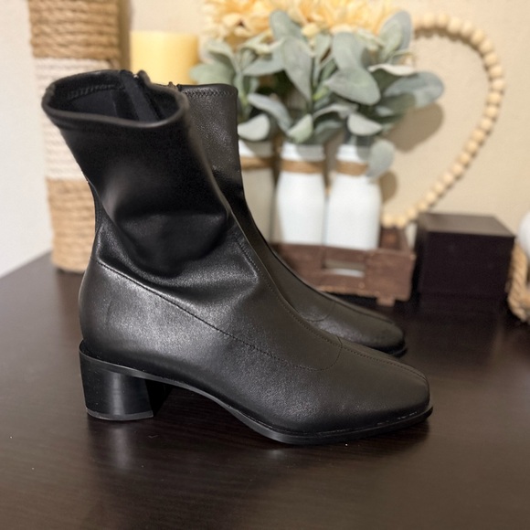 NWT Quince Leather Sketch Sock
Sleek Black Ankle Boot size 7 - Picture 4 of 9